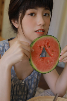 年轻的女孩在办公室推荐香水